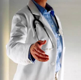 medico dando la mano